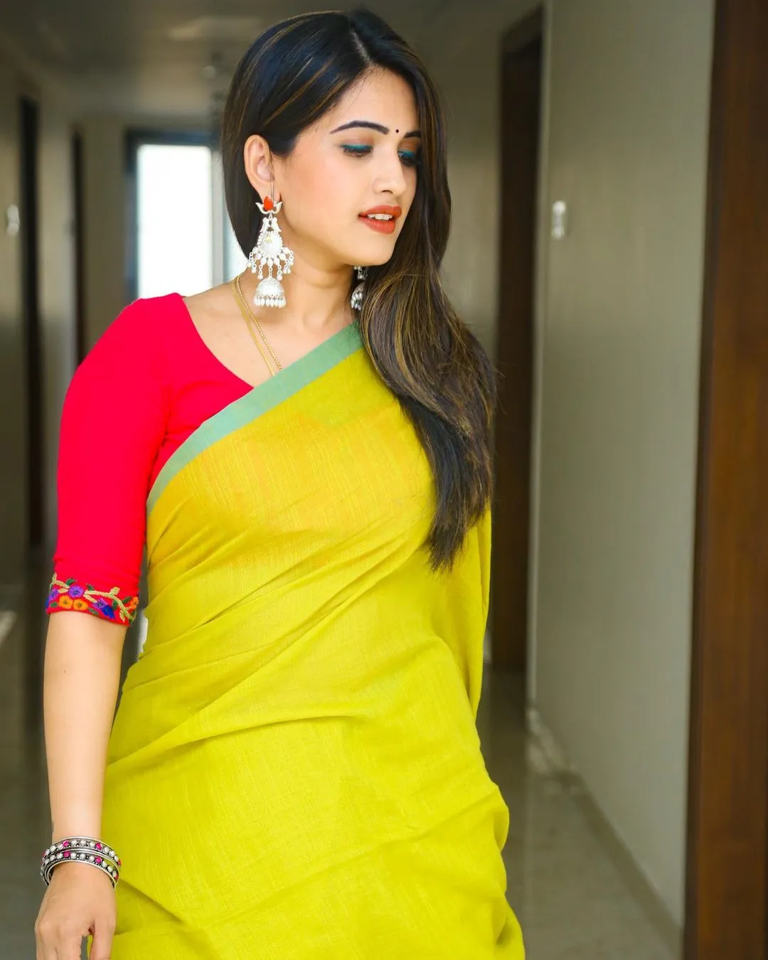 TELUGU TV ANCHOR SRAVANTHI CHOKARAPU STILLS IN YELLOW SAREE RED BLOUSE 1